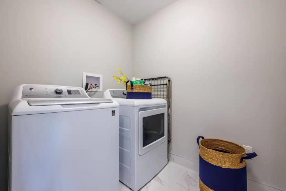 Modern 3bdr 3 Bath, Garage, Backyard, Theater Niagara Falls